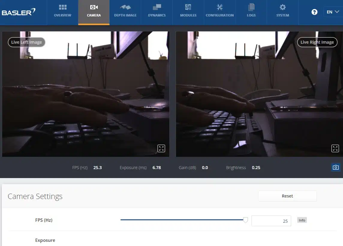این دوربین‌ها به دو یا چند لنز مجهز هستند و هر لنز دارای حسگر تصویر جداگانه‌ای است که کمک می‌کند تا دید دو چشمی انسان شبیه‌سازی شود.